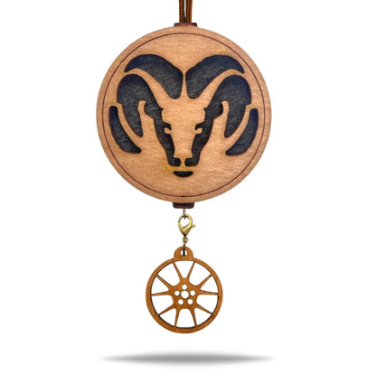 Vonný prívesok Dodge v hnedej farbe