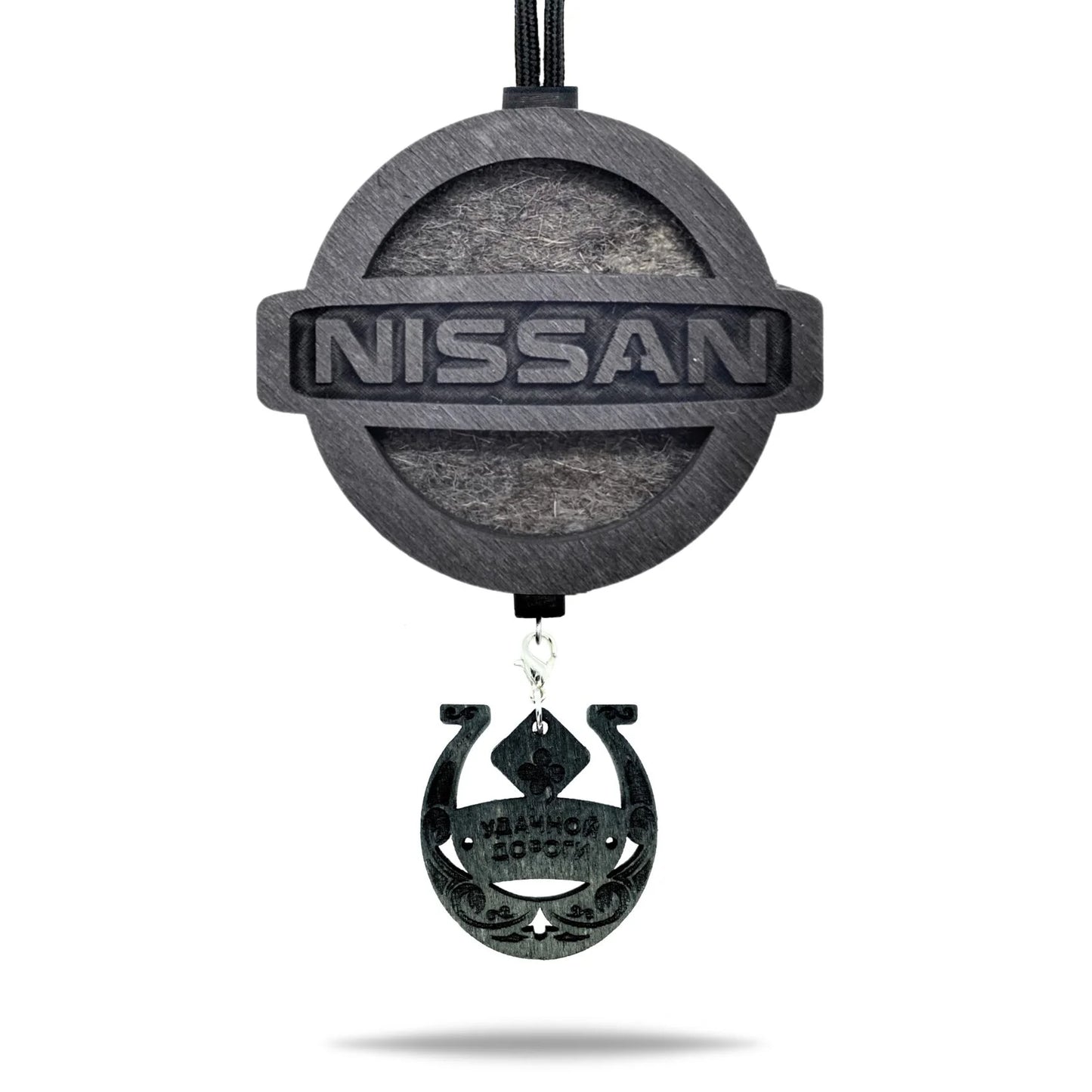 Vonný prívesok Nissan v čiernej farbe