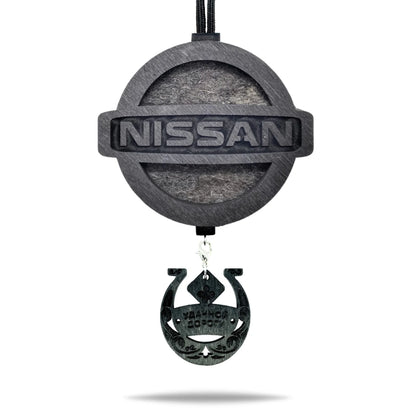 Vonný prívesok Nissan v čiernej farbe