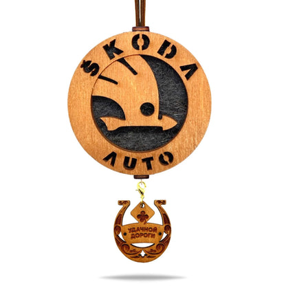 Vonný prívesok Škoda v hnedej farbe